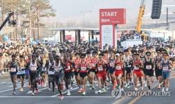 '4년 만에 재개'…광화문광장서 열린 서울 마라톤 대회 | 연합뉴스