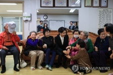 한밭종합사회복지관 할머니들과 대화하는 김건희 여사 | 연합뉴스