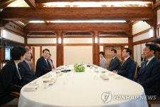 尹대통령, 국회의장단과 靑 상춘재서 '화합' 구절판 만찬 | 연합뉴스