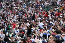 관중 가득 들어찬 사직야구장 | 연합뉴스