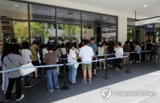 붐비는 현대프리미엄아울렛 대전점 | 연합뉴스