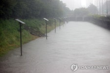 물에 잠긴 반포천 산책로 | 연합뉴스