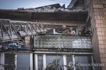 파손된 건물서 주민 구조하는 우크라 구조대원들 | 연합뉴스