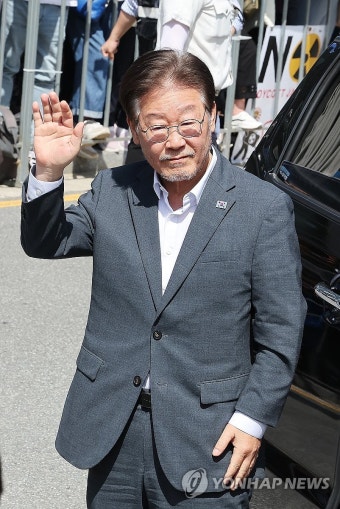 지지자들에게 인사하는 이재명 대표 | 연합뉴스