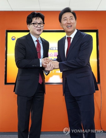 웃으며 악수하는 한동훈-오세훈 | 연합뉴스