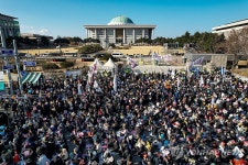 국회 앞 도로에 모인 시민들 | 연합뉴스