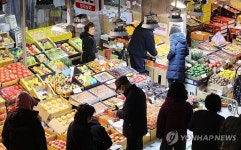 과일도 사람도 한가득…설 앞두고 분주한 농산물도매시장 | 연합뉴스