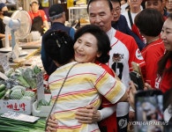 청주 가경터미널시장 방문한 설난영 | 연합뉴스