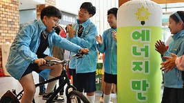 광주 송정역시장서 팬들과 사진 찍는 비투비 | 연합뉴스