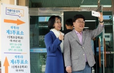 [투표현장] 권선택 대전시장 신평초교서 부인과 함께 투표 | 연합뉴스