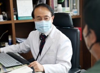 이재명 맞대결 윤형선 본업 복귀…쉴틈 없이 진료 | 연합뉴스