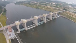 숨 죽인 낙동강 꿈틀…창녕함안보 수문 열리자 탄성 | 연합뉴스