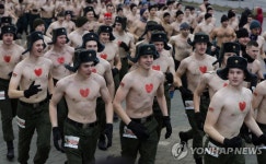 진짜 남자들의 경주…벨라루스 조국 수호의 날 기념 알몸 마라톤 | 연합뉴스