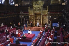 영국 여왕연설…코로나19 회복 위한 평생교육 지원 등 법안 소개 | 연합뉴스