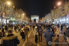 크리스마스 조명으로 물든…프랑스 파리 샹젤리제 거리 점등식 | 연합뉴스