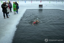 차가운 강물 속으로…중국 하얼빈 송화강 수영하는 시민들 | 연합뉴스