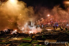 마크롱 전쟁터 파리 시내 모습, 프랑스 이미지에 타격 | 연합뉴스