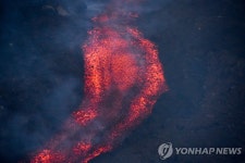 ′멈추지 않는 용암′…과테말라 화산 새 분출구 폭발 | 연합뉴스