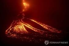 ′멈추지 않는 용암′…과테말라 화산 새 분출구 폭발 | 연합뉴스