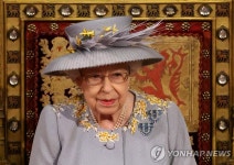 영국 여왕연설…코로나19 회복 위한 평생교육 지원 등 법안 소개 | 연합뉴스