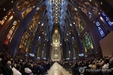 144년 만에 준공 사그라다 파밀리아…교황 직접 찾아 축복식 | 연합뉴스