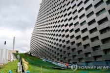 덴마크 도심 속 친환경 폐기물 에너지 발전소…옥상에는 스키장 | 연합뉴스