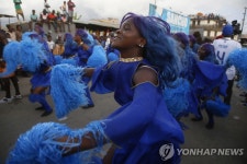 ′전통춤 추며 거리 행진′…코트디부아르 포포 카니발 | 연합뉴스
