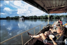 잠베지 크루즈 관광객 식인 악어떼에 혼비백산 | 연합뉴스