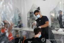 ′비말 감염 차단…코로나19 여파로 바뀐 헤어샵 풍경 | 연합뉴스
