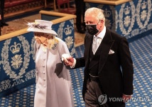 영국 여왕연설…코로나19 회복 위한 평생교육 지원 등 법안 소개 | 연합뉴스