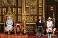 영국 여왕연설…코로나19 회복 위한 평생교육 지원 등 법안 소개 | 연합뉴스