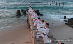 얍…어린 팔레스타인, 지중해서 태권도 훈련 | 연합뉴스