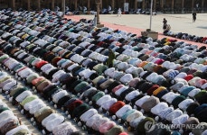 각지 기도 풍경…이슬람 최대명절 이드 알아드하 | 연합뉴스