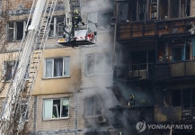 러, 우크라 종전협상단 방미 직전 키이우 맹폭…3명 사망·30여명 부상 | 연합뉴스