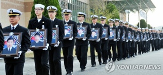 <`46용사 마지막 길 배웅 나선 시민들>(종합) | 연합뉴스