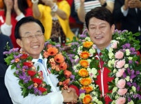 악수하는 새누리당 대구시장·경북도지사후보 | 연합뉴스