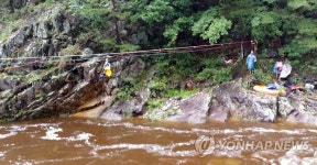 삼척 덕풍계곡서 야영객 고립 잇따라…22명 구조(종합) | 연합뉴스