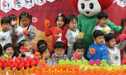 병아리들의 사랑 실천 | 연합뉴스