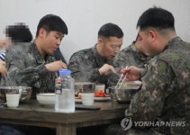 오늘은 부대 밖에서 점심 먹는 날 | 연합뉴스