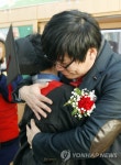 잘 가거라…제자와 작별하는 선생님 | 연합뉴스