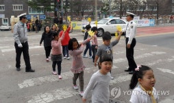 횡단보도 이렇게 건너요 | 연합뉴스
