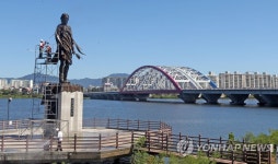 춘천 소양강처녀상 가을맞이 청소 | 연합뉴스