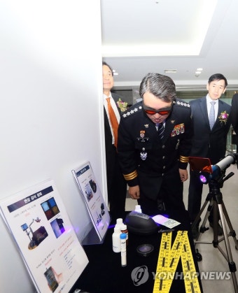 국제 CSI 콘퍼런스 둘러보는 강신명 경찰청장 | 연합뉴스