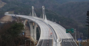 위용 드러내는 광주대구고속도로 야로대교 | 연합뉴스