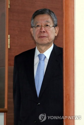 입장하는 김희옥 혁신비대위원장 | 연합뉴스