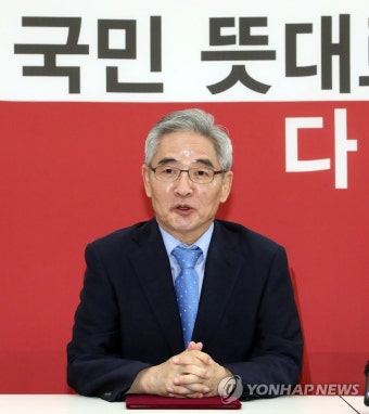 소감 밝히는 새누리당 이진곤 윤리위원장 | 연합뉴스