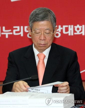 선거인단 명부 살펴보는 김희옥 혁신비대위원장 | 연합뉴스