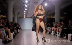 플러스 사이즈 여성들이여, 가슴을 펴라…애슐리 그레이엄 컬렉션 | 연합뉴스