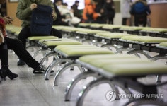 한산한 모습 보이는 면허시험장 접수처 | 연합뉴스