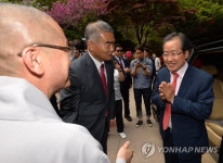 춘광 스님과 인사하는 홍준표 | 연합뉴스